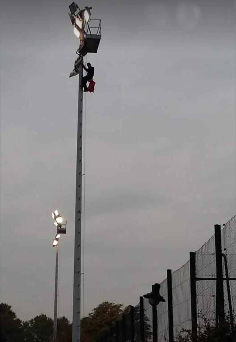 CHANGEMENT PROJECTEUR SUR LAMPADAIRE