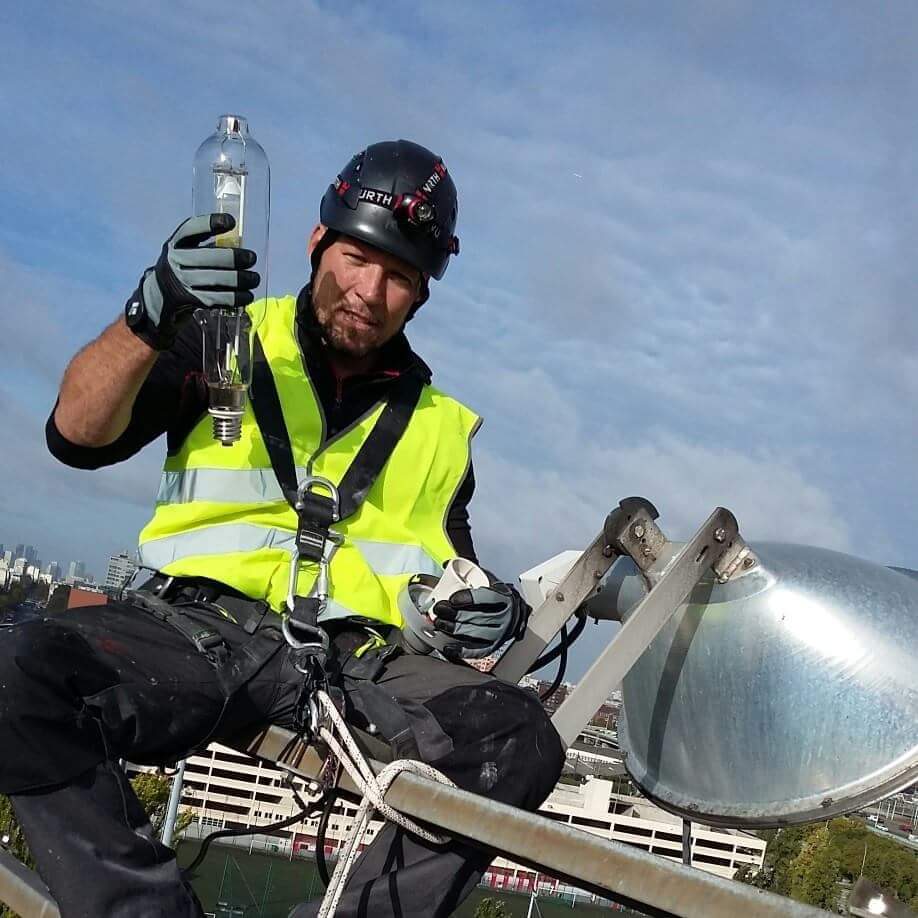 CHANGEMENT PROJECTEUR SUR LAMPADAIRE